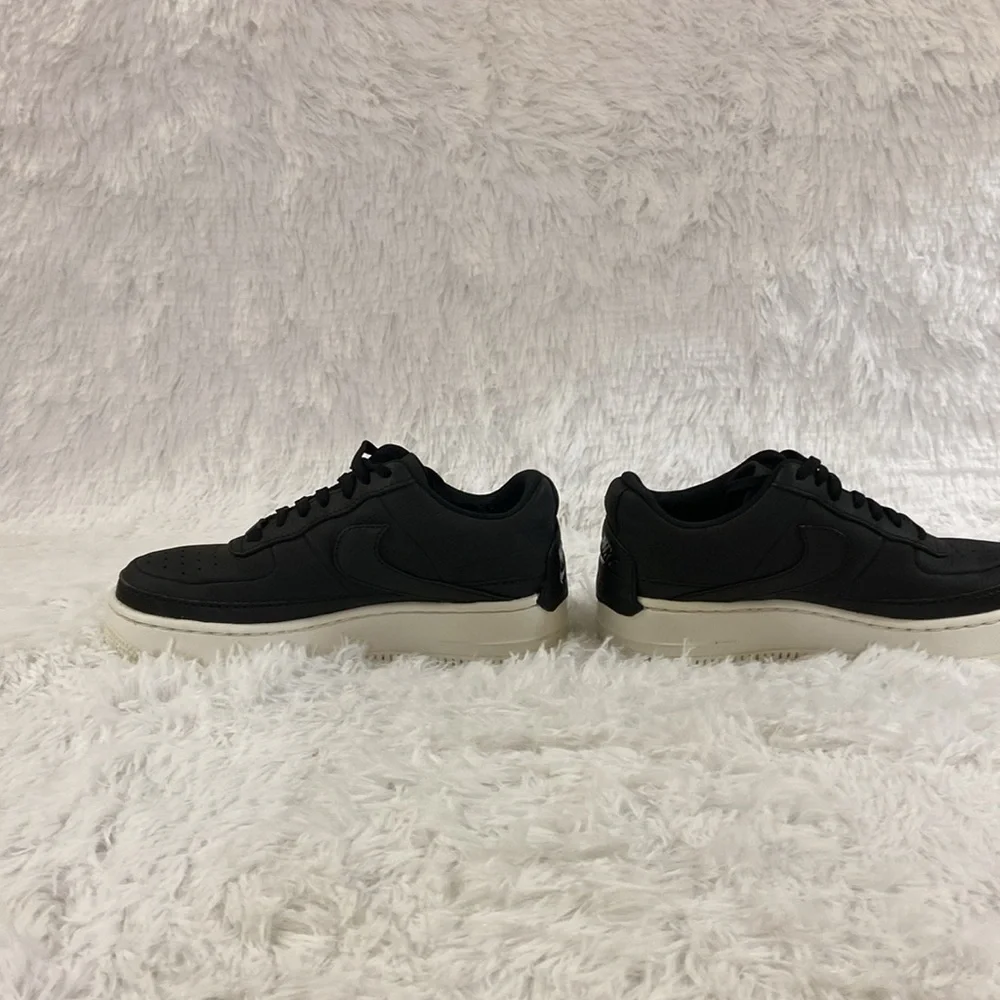 NIKE AIR FORCE 1 WOMEN BLACK LOW BACK SNEAKERS.SIZE-7.